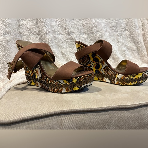 Stunning 9 West wedge sandals with gold detail! - Picture 3 of 14